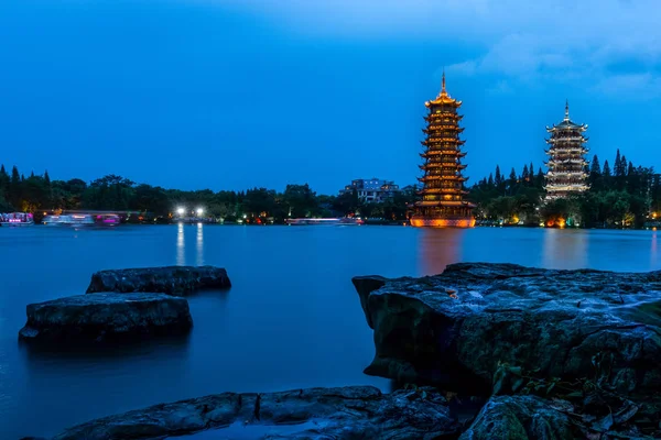Guilin Cina Due Pagode Sul Lago Durante Crepuscolo — Foto Stock