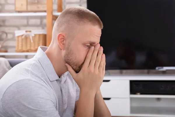 Seitenansicht Eines Aufgebrachten Jungen Mannes Auf Dem Sofa — Stockfoto