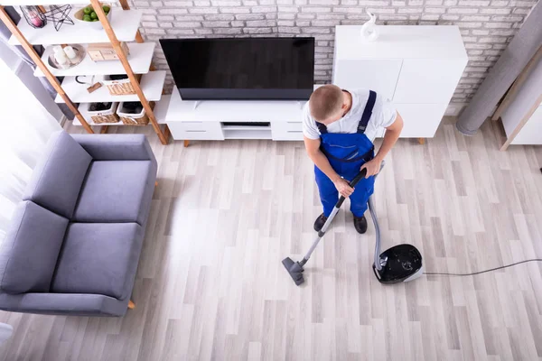 Vista Ángulo Alto Piso Limpieza Conserje Masculino Con Aspiradora —  Fotos de Stock