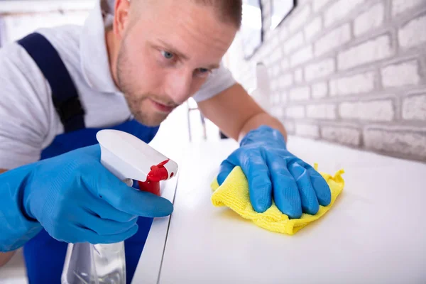 Close Van Een Jonge Mannelijke Janitor Meubels Met Gele Doek — Stockfoto