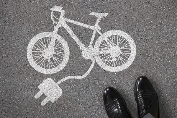 Nahaufnahme Der Füße Einer Person Die Neben Einem Lackierten Elektrofahrrad — Stockfoto