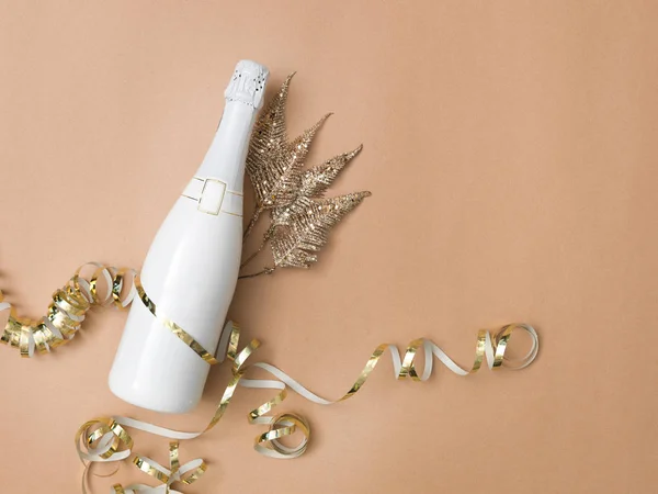 茶色の背景にシャンパンのボトルで新年の背景には 多くの異なる大晦日のアイテム — ストック写真