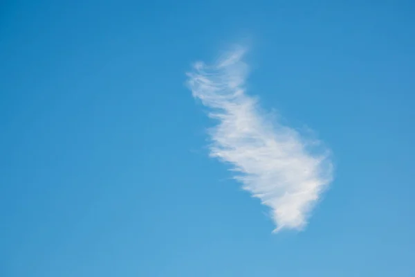 Biały Chmura Pierzasta Chmury Błękitnego Nieba — Zdjęcie stockowe