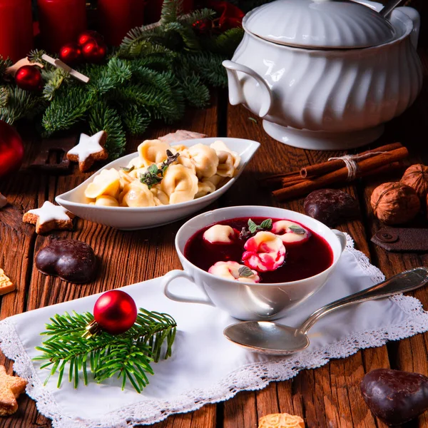 Weihnachtliche Rote Bete Suppe Borschtsch Mit Kleinen Knödeln — Stockfoto