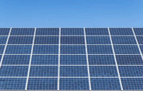 Solární Buňka Pro Čistou Energii Modrou Oblohou Pozadí Mezera Pro — Stock fotografie