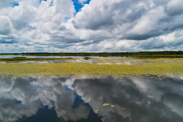 Paisagem Com Água Parada Reflexão Nuvens — Fotografia de Stock