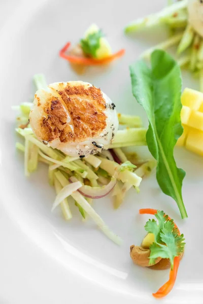 Seared Hokkaido Scallopes Spicy Mango Salad White Plate — Stock Photo, Image
