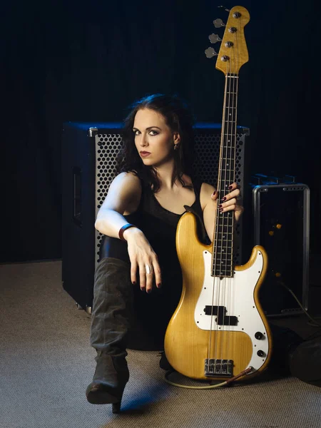 Photo Beautiful Woman Bass Player Sitting Front Her Amplifier — Stock Photo, Image