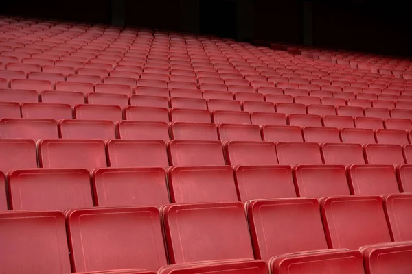 サッカースタジアムの空の赤いシート行 — ストック写真
