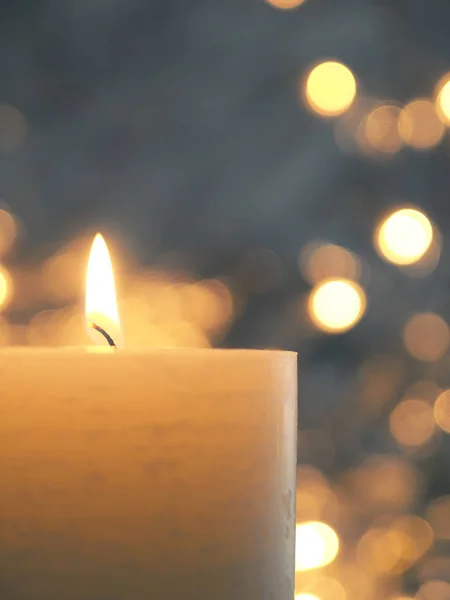 Спалювання Свічки Розмитими Різдвяними Вогнями — стокове фото