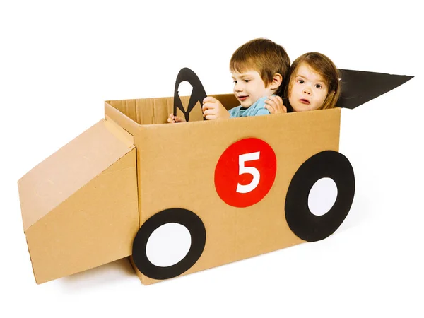 Photo Frère Sœur Conduisant Leur Voiture Carton Maison Sur Fond — Photo