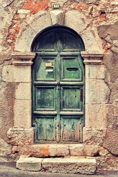 Uma Antiga Porta Verde Parede Pedra — Fotografia de Stock