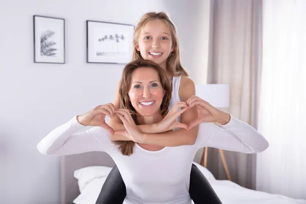 Portrait Mother Daughter Making Heart Shape Hands — Stock Photo, Image