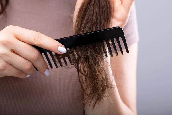 Close Woman Hand Combing Her Hair Comb — Stock Photo, Image