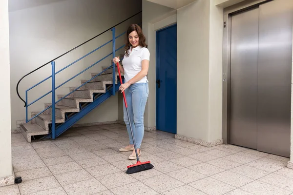 Jovem Janitor Feminino Limpeza Chão Com Esfregão Corredor — Fotografia de Stock