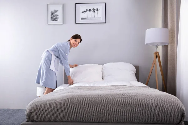 Lachende Vrouw Huishoudster Maken Bed Hotelkamer — Stockfoto