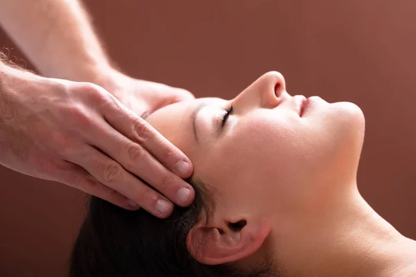 Primer Plano Una Mano Terapeuta Masajeando Cabeza Una Mujer Joven — Foto de Stock