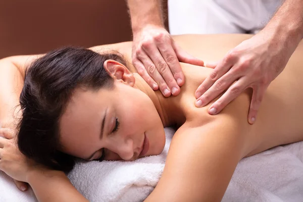 Mannelijke Therapeut Hand Schouder Massage Geven Ontspannen Jonge Vrouw — Stockfoto