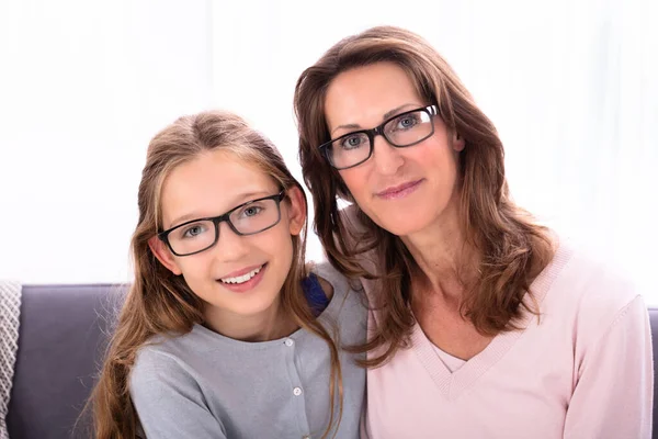 Boldog Anya Lánya Szemüveget Viselő Portréja — Stock Fotó