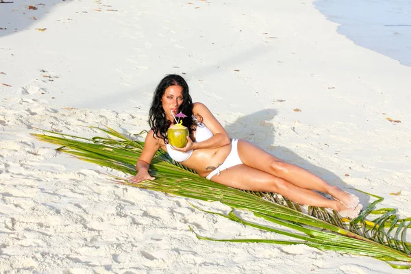 Menina Cabelos Pretos Com Coco Mão Praia — Fotografia de Stock