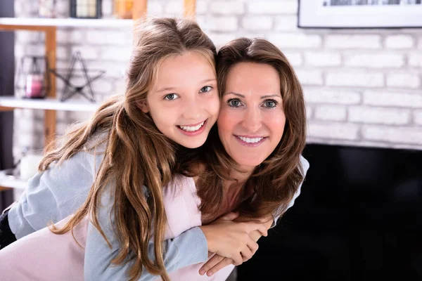 Porträt Einer Glücklichen Mutter Die Ihrer Tochter Huckepack Gibt — Stockfoto