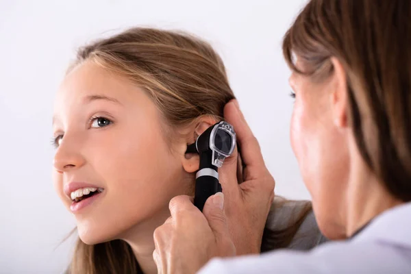 Close Médico Verificando Orelha Menina Feliz Com Otoscópio — Fotografia de Stock