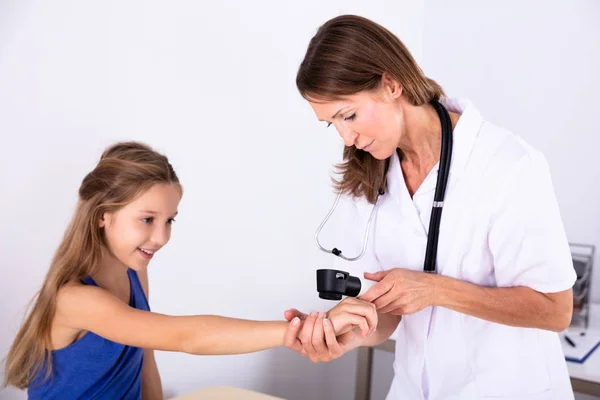 Médico Femenino Examinando Piel Chica Con Dermatoscopio Clínica —  Fotos de Stock