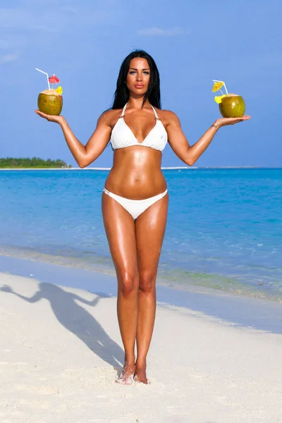 Chica Pelo Negro Con Coco Mano Playa — Foto de Stock
