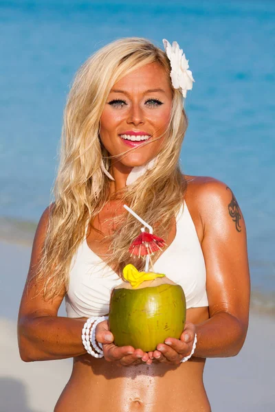 Blondýny Dívka Kokosem Ruce Pláži — Stock fotografie