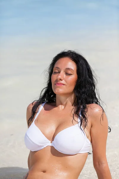 Chica Pelo Negro Con Bikini Blanco Mar Maldivas — Foto de Stock
