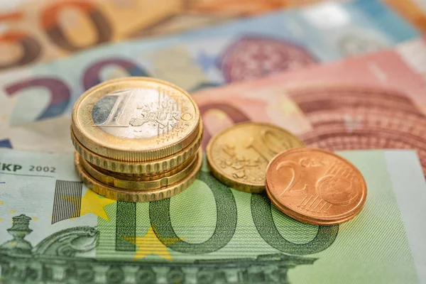 Pile Monete Con Banconote Euro — Foto Stock