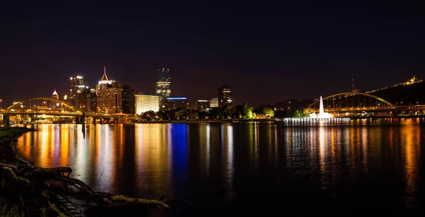 Nachtansicht Der Skyline Von Pittsburgh Vom Zusammenfluss Der Flüsse Allegheny — Stockfoto
