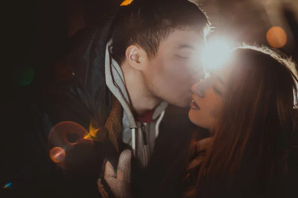 Pareja Feliz Amándose Parque Nocturno Foto Filtrada Con Destello — Foto de Stock