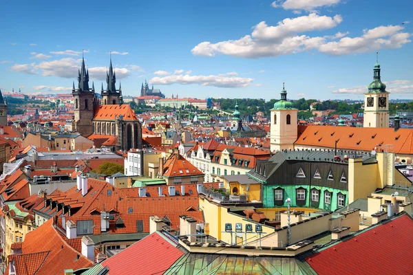 从上面看布拉格大教堂和屋顶 — 图库照片