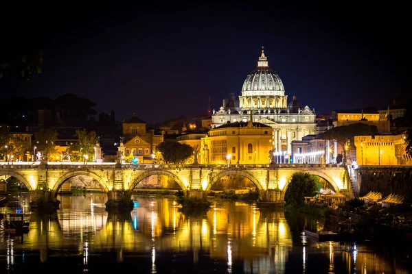 Ватикан Рим Купол Святого Петра Ночью Отражение Моста Реке Тевере — стоковое фото
