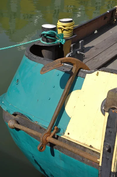 Denizin Limanında Eski Bir Tekne — Stok fotoğraf