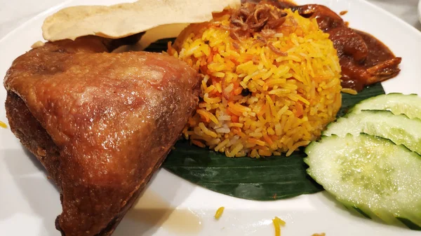 Nasi Lemak Geleneksel Malezya Baharatlı Pirinç Yemeği — Stok fotoğraf