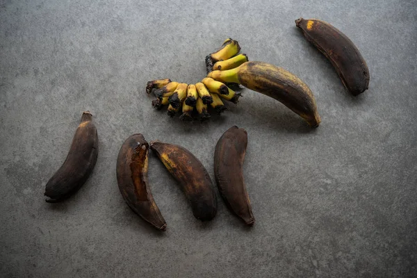 Shnilé Banány Šedém Pozadí — Stock fotografie