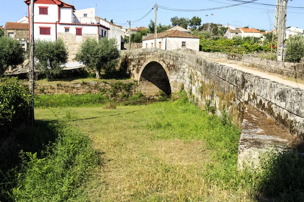 Vista Ponte Romana Que Atravessa Pequeno Rio Aldeia Mesquitela Gouveia — Fotografia de Stock