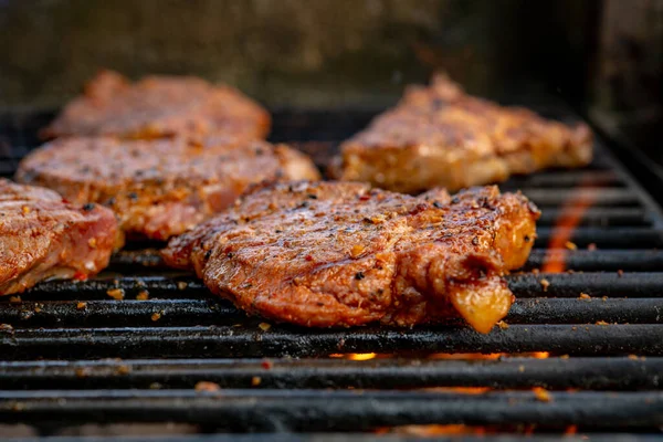 Porco Grelhado Com Chamas Churrasco Carvão — Fotografia de Stock