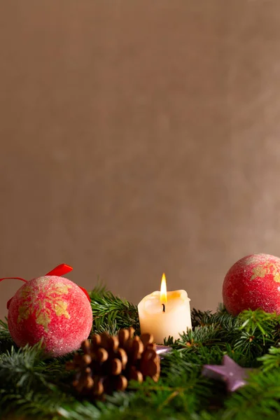 Vánoční Dekor Stromovými Koulemi Svíčkou Větví Kuželem Před Zlatým Pozadím — Stock fotografie