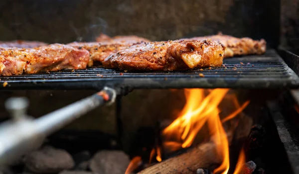 Porco Grelhado Com Chamas Churrasco Carvão — Fotografia de Stock