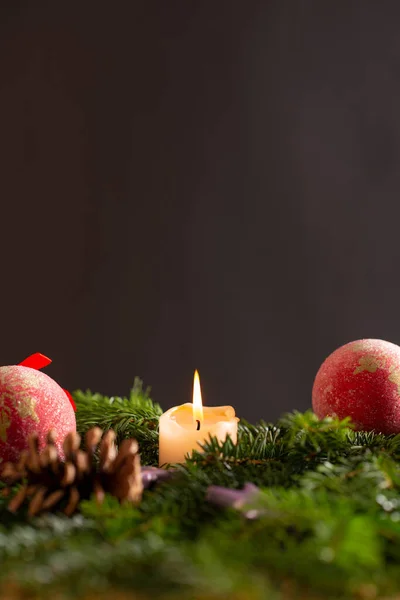 Weihnachtsdekoration Mit Baumkugeln Kerze Ast Und Zapfen — Stockfoto