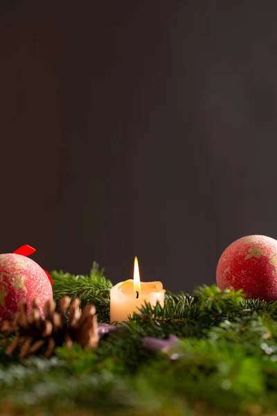 Décor Noël Avec Boules Arbre Bougie Branche Cône — Photo