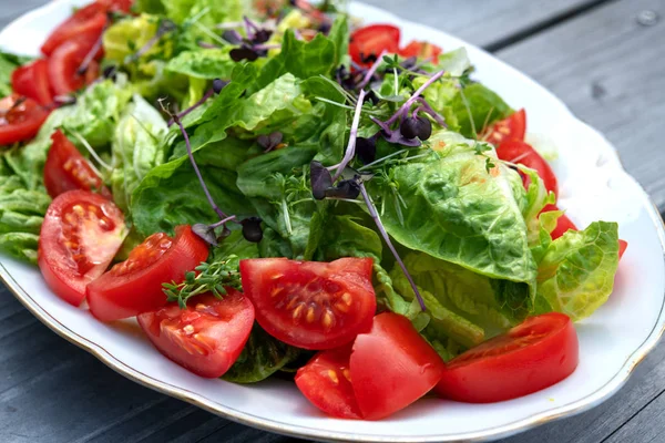 Blandad Sommarsallad Tallrik Och Trägård — Stockfoto