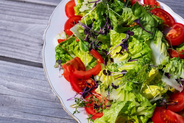 Gemengde Zomersalade Plaat Houten Ondergrond — Stockfoto