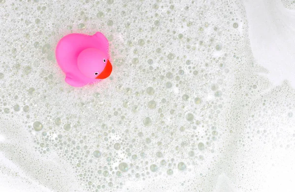 Anatra Rosa Una Vasca Bagno Circondata Sapone — Foto Stock