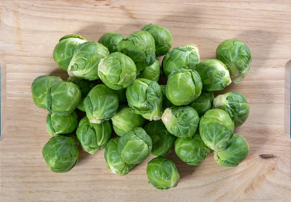 Köstlicher Rosenkohl Auf Holztisch — Stockfoto