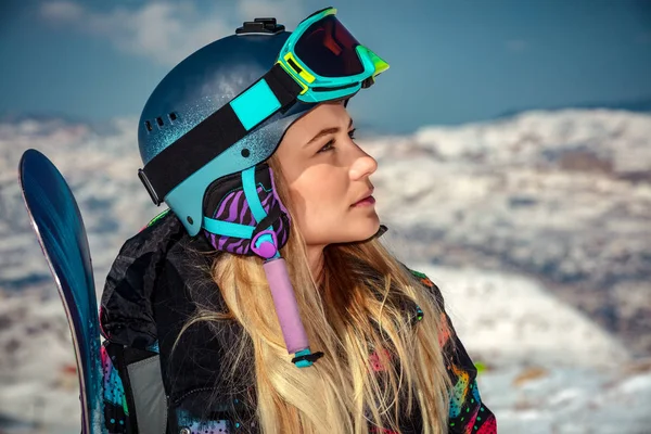 Portrait Une Sportive Portant Casque Masque Avec Snowboard Main Regardant — Photo