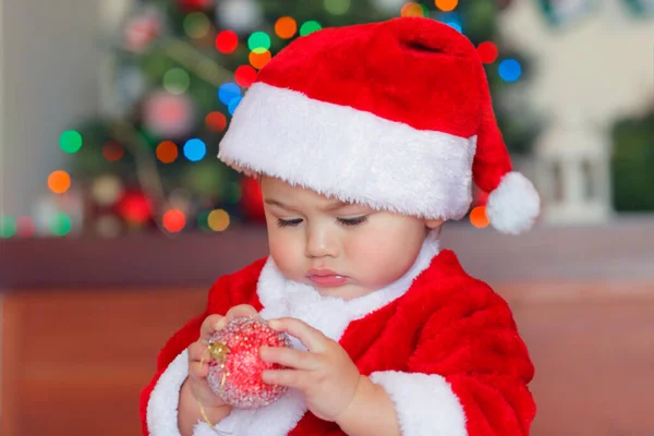 Retrato Menino Bonito Com Interesse Explorar Bugiganga Árvore Natal Criança — Fotografia de Stock